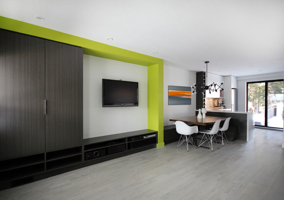 Kleine Moderne Wohnküche mit weißer Wandfarbe und hellem Holzboden in Toronto