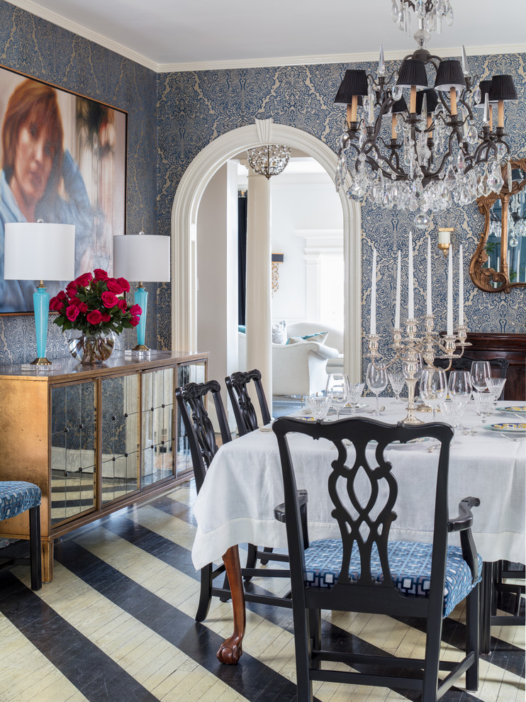 Exemple d'une salle à manger éclectique de taille moyenne avec un mur bleu, parquet peint, aucune cheminée, un sol noir et éclairage.