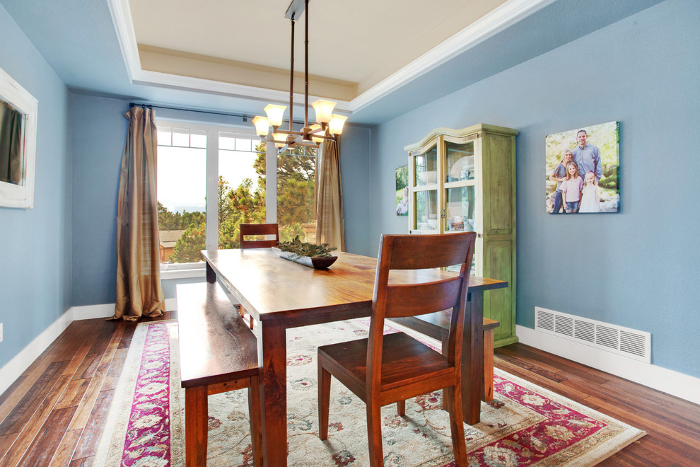 Idee per una sala da pranzo american style chiusa e di medie dimensioni con pareti blu, pavimento in legno massello medio e pavimento marrone