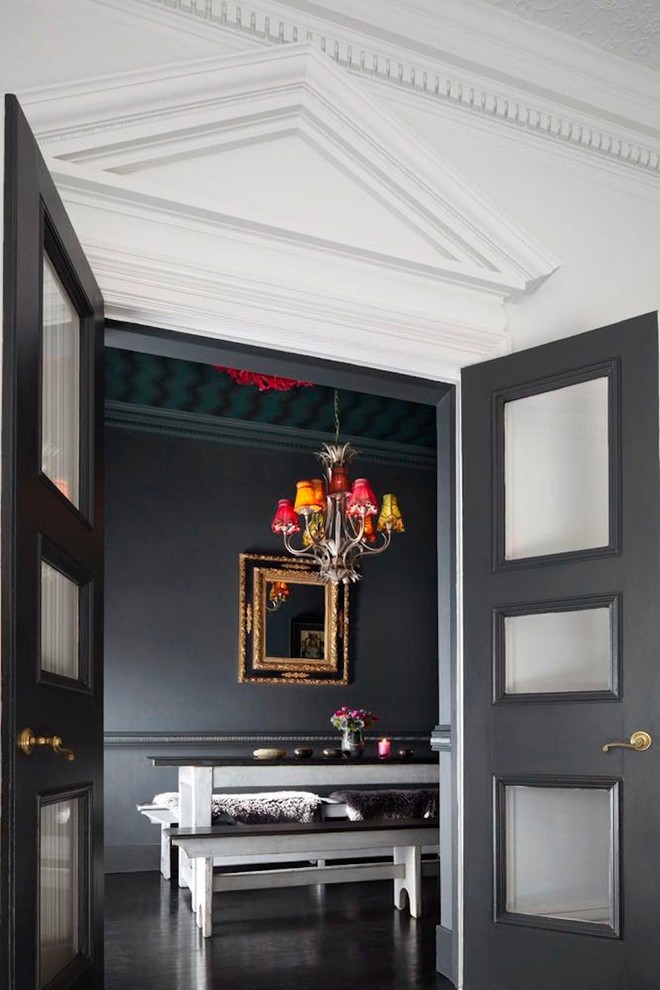 Geschlossenes Klassisches Esszimmer mit schwarzer Wandfarbe in Berkshire