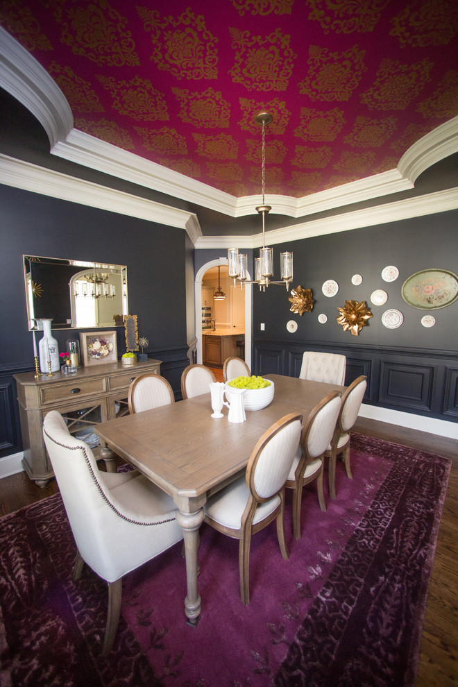 Cette image montre une grande salle à manger ouverte sur la cuisine traditionnelle avec un mur bleu, parquet foncé et aucune cheminée.