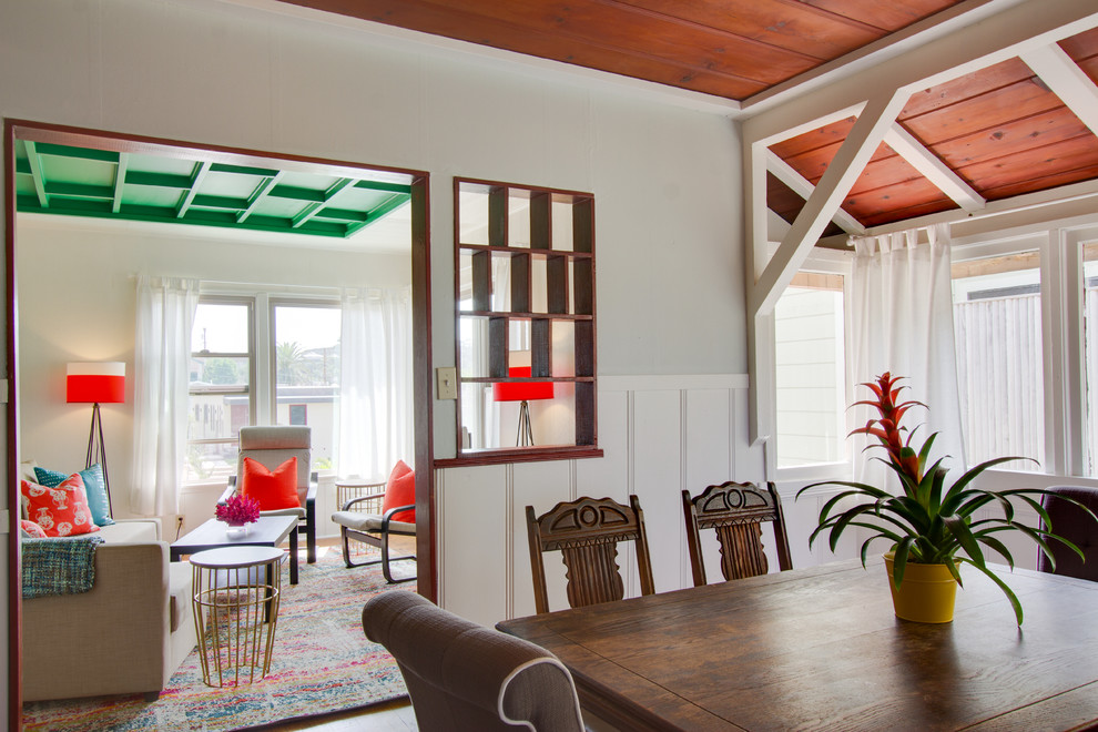 Esempio di una sala da pranzo aperta verso la cucina stile marino di medie dimensioni con pareti bianche e parquet chiaro