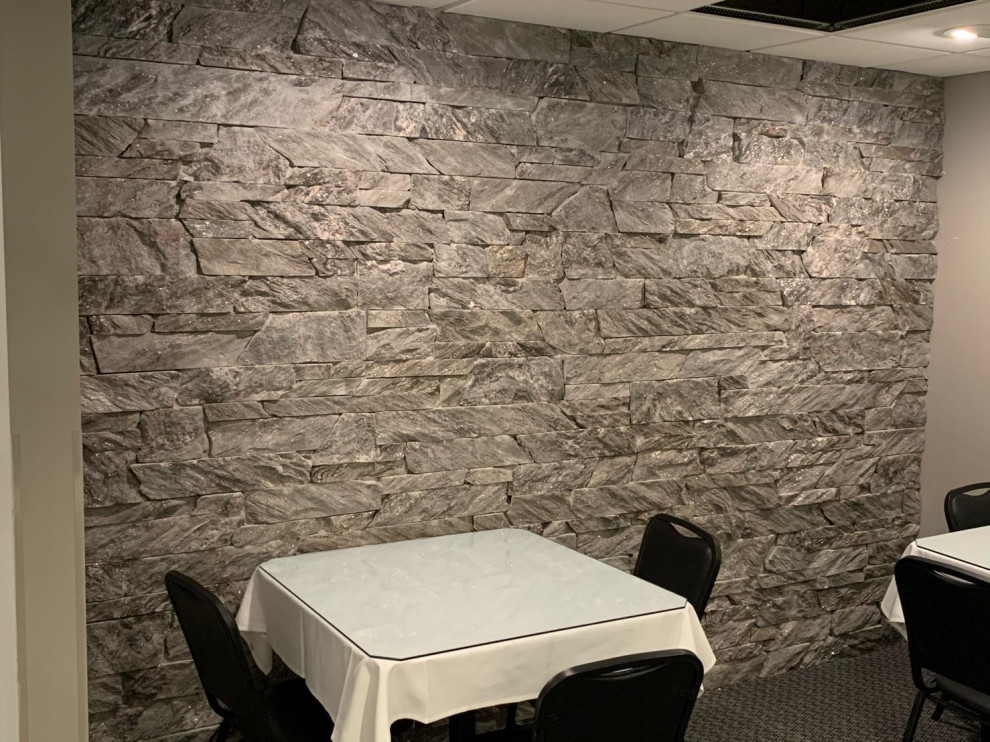 Foto di una sala da pranzo tradizionale chiusa e di medie dimensioni con pareti grigie, moquette e pavimento nero
