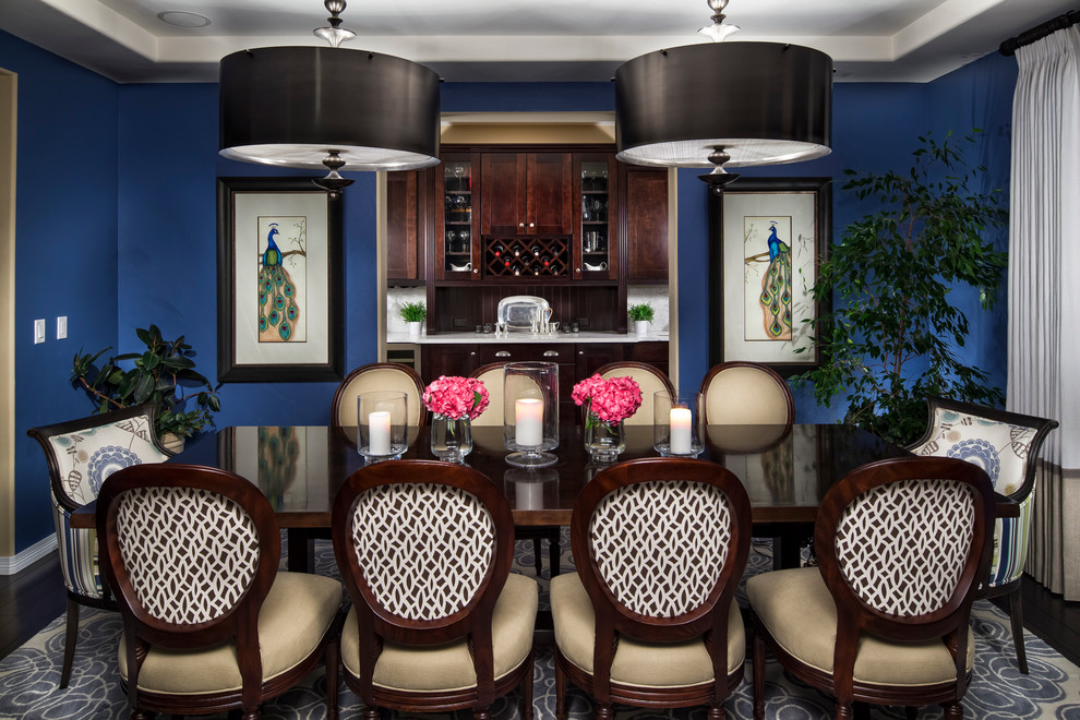 Aménagement d'une salle à manger classique avec un mur bleu et parquet foncé.