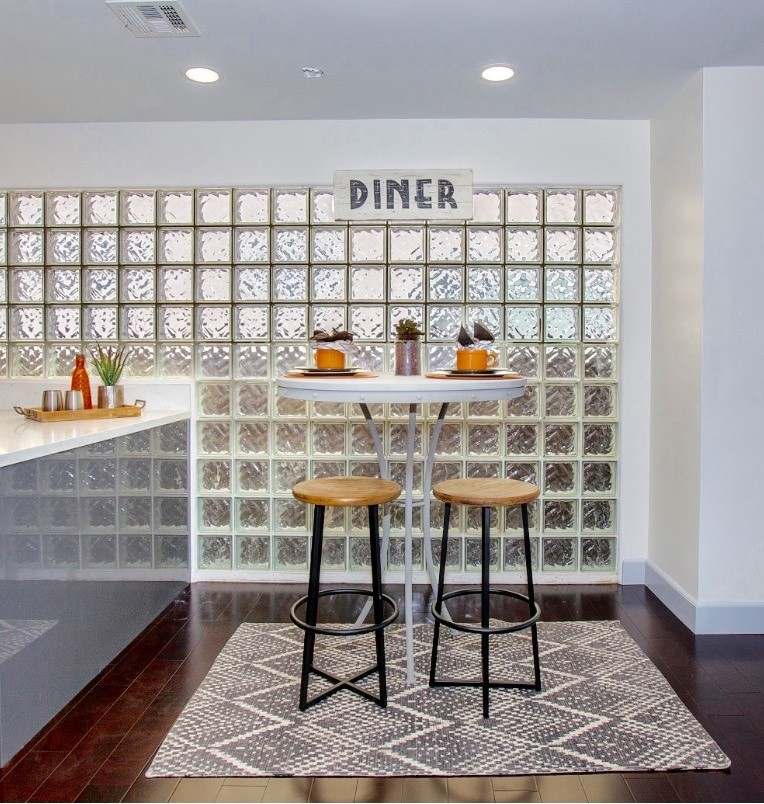 Immagine di una sala da pranzo aperta verso la cucina eclettica di medie dimensioni con pareti bianche e parquet scuro