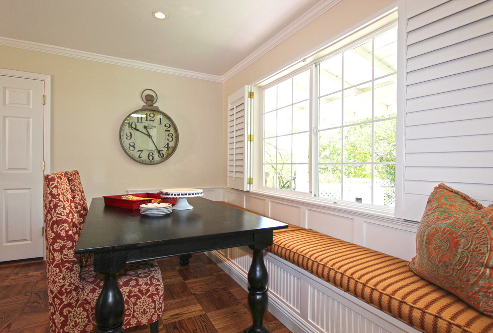 Idee per una sala da pranzo aperta verso il soggiorno country con pareti gialle e pavimento in legno massello medio