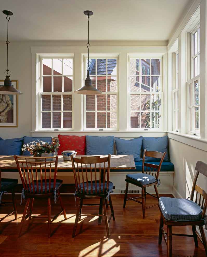 Ispirazione per una sala da pranzo tradizionale con pareti beige e parquet scuro
