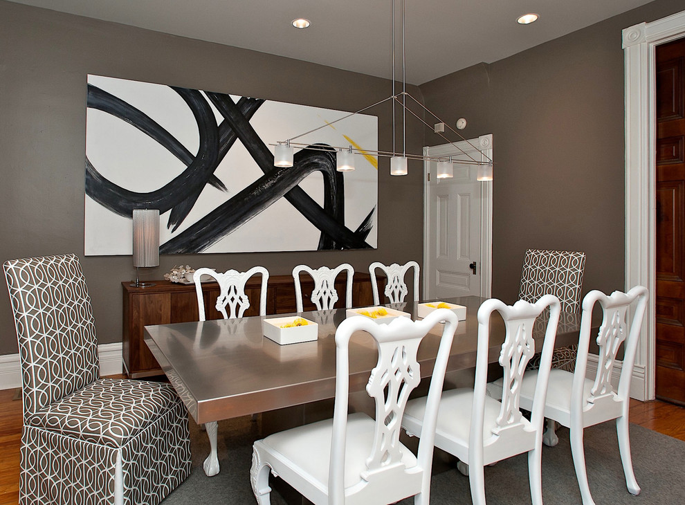 Exemple d'une salle à manger moderne de taille moyenne avec un sol en bois brun et un mur gris.