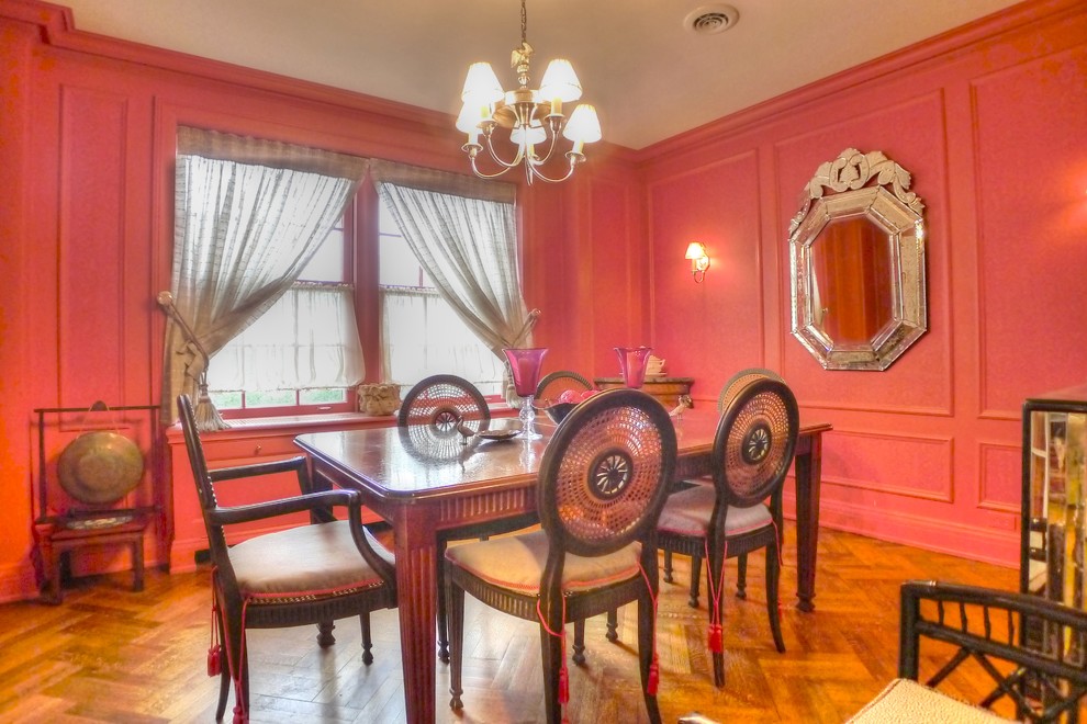 На фото: большая отдельная столовая в классическом стиле с розовыми стенами, паркетным полом среднего тона и коричневым полом без камина с