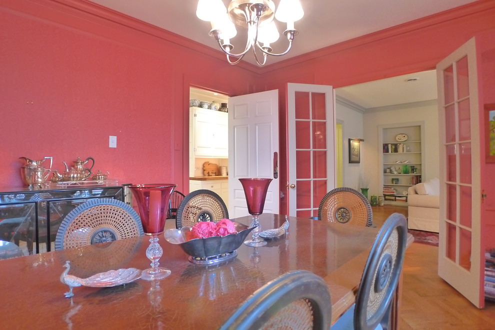 Inspiration för en stor vintage separat matplats, med rosa väggar, mellanmörkt trägolv och brunt golv