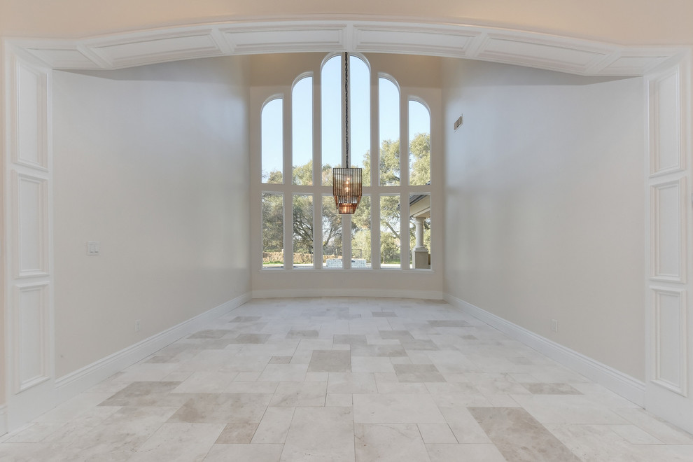 Offenes, Mittelgroßes Klassisches Esszimmer ohne Kamin mit beiger Wandfarbe, Porzellan-Bodenfliesen und weißem Boden in Sacramento