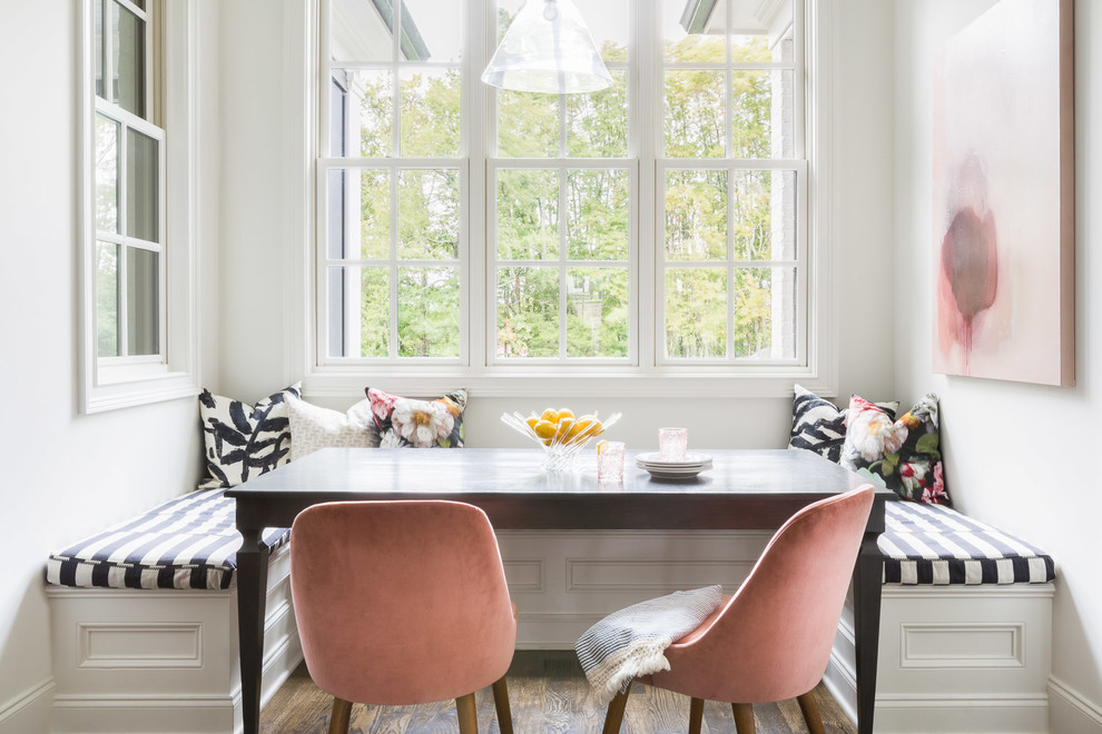 Idee per una sala da pranzo classica con pareti bianche, pavimento in legno massello medio e pavimento marrone