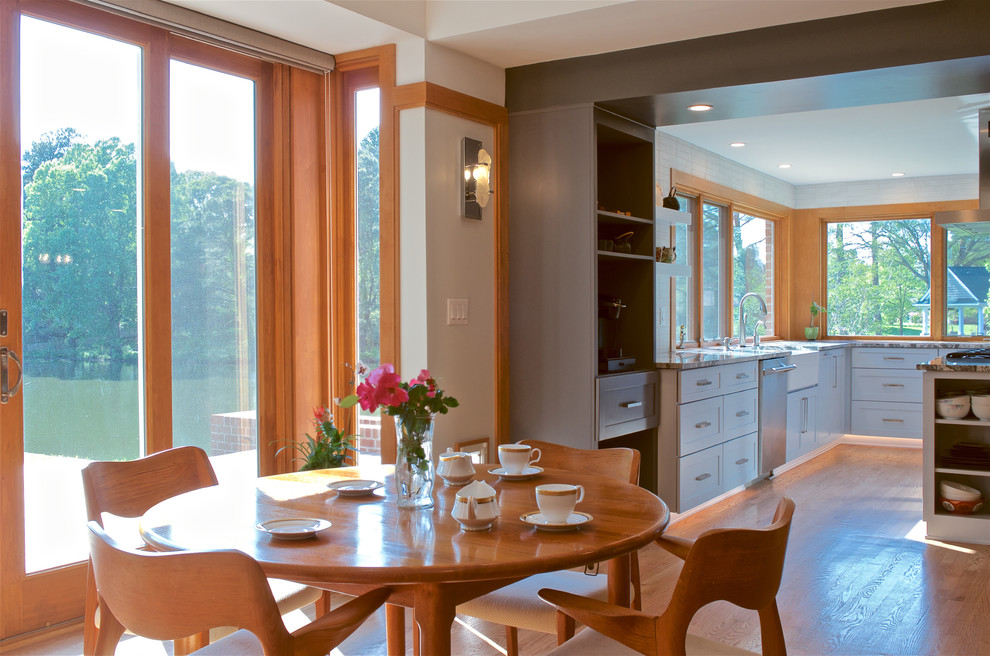 Foto de comedor de cocina retro grande sin chimenea con paredes beige, suelo de madera en tonos medios y suelo marrón