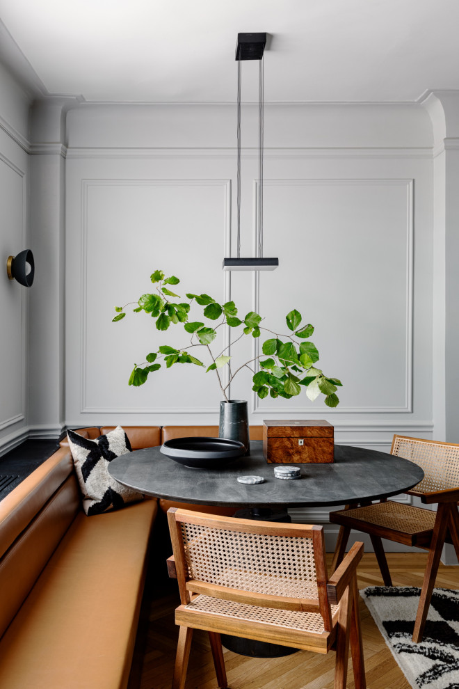 Idee per una sala da pranzo classica con pareti bianche, pavimento in legno massello medio, pavimento marrone e pannellatura