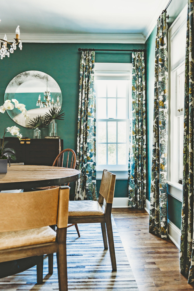 Immagine di una piccola sala da pranzo classica chiusa con pareti verdi, pavimento in legno massello medio e pavimento marrone