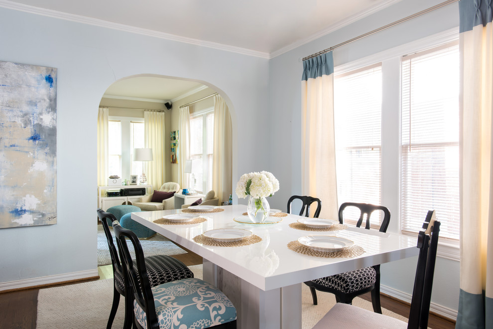 Свежая идея для дизайна: кухня-столовая среднего размера в стиле неоклассика (современная классика) с синими стенами, темным паркетным полом и коричневым полом - отличное фото интерьера
