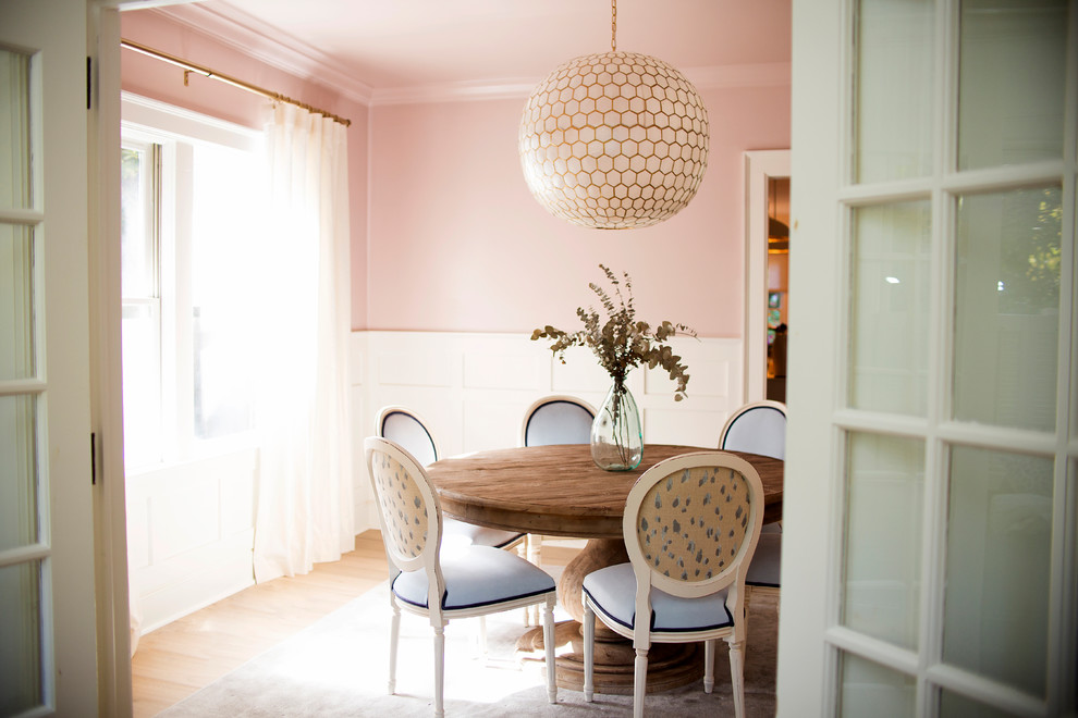 Exempel på en mellanstor klassisk separat matplats, med rosa väggar, ljust trägolv och beiget golv
