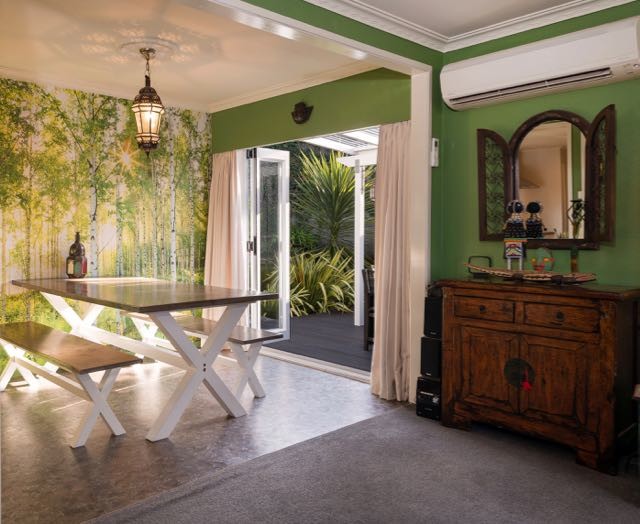 Свежая идея для дизайна: столовая в стиле фьюжн с зелеными стенами и полом из винила - отличное фото интерьера