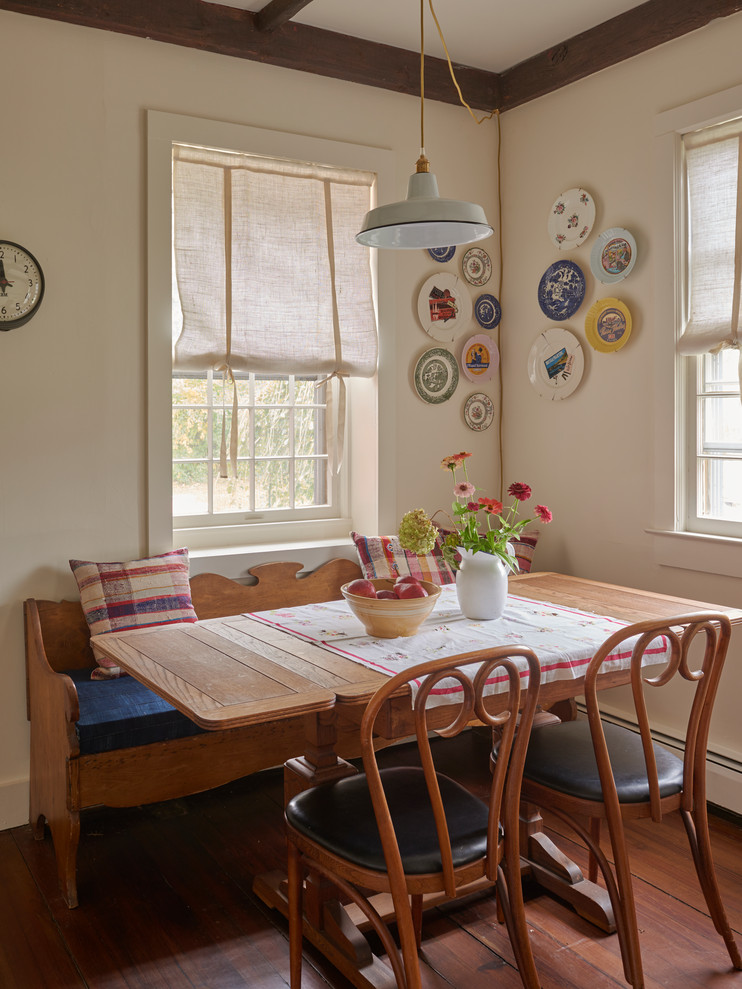 Idee per una piccola sala da pranzo country con pareti beige, pavimento in legno massello medio e nessun camino