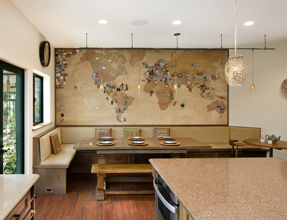 Cette photo montre une salle à manger ouverte sur la cuisine méditerranéenne avec un sol en bois brun, un sol marron et un mur beige.