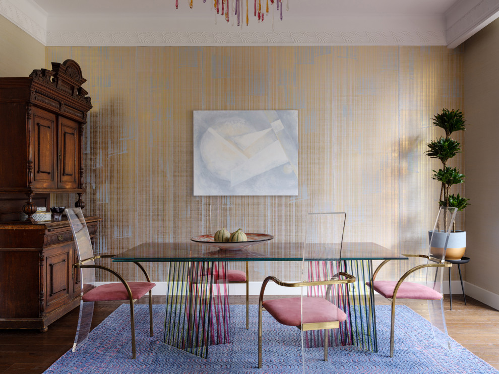 Immagine di una sala da pranzo aperta verso il soggiorno contemporanea di medie dimensioni con pareti con effetto metallico, parquet scuro, pavimento marrone e carta da parati
