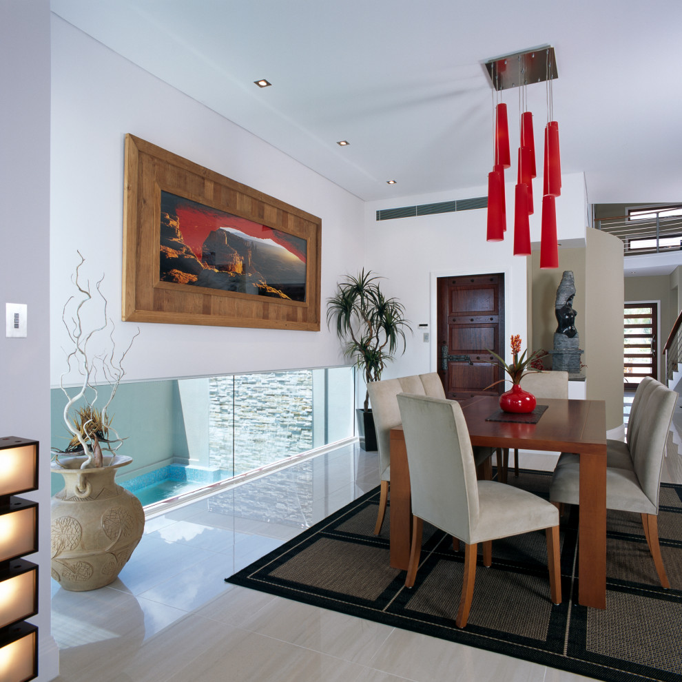 Ispirazione per una sala da pranzo aperta verso la cucina moderna con pareti rosse, pavimento in gres porcellanato e pavimento bianco
