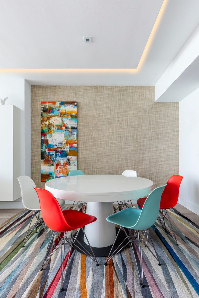 Idée de décoration pour une salle à manger design avec parquet clair.