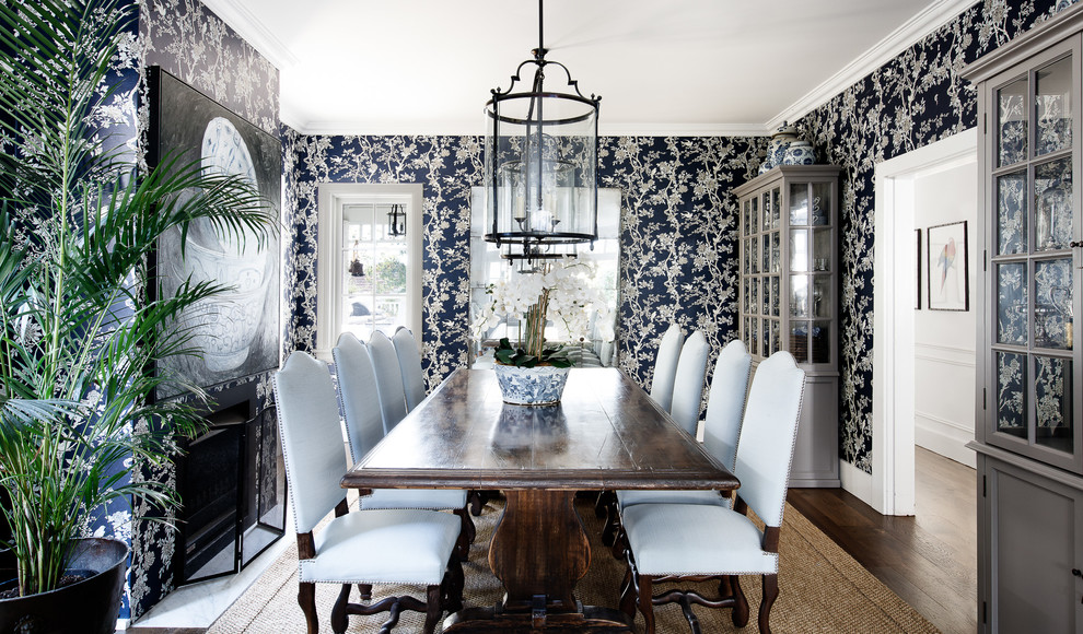 Cette image montre une salle à manger traditionnelle avec un mur bleu et parquet foncé.