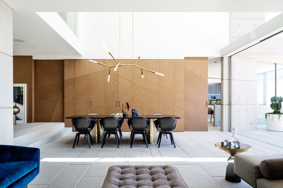 Cette image montre une salle à manger design avec un mur marron et un sol gris.