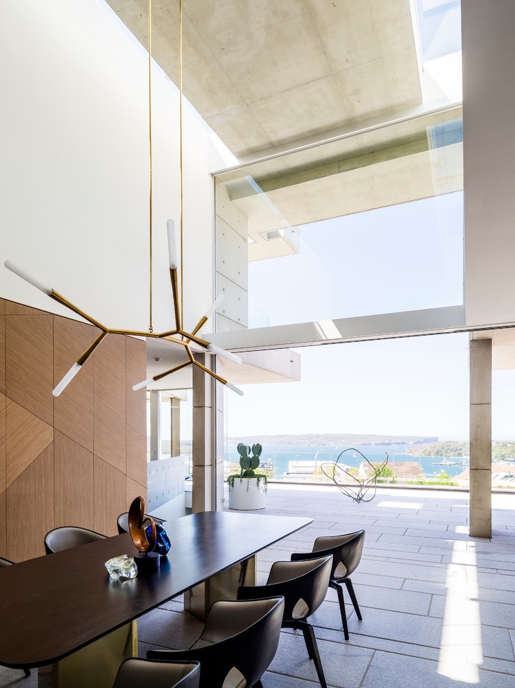 Свежая идея для дизайна: столовая в современном стиле с бежевыми стенами и серым полом - отличное фото интерьера