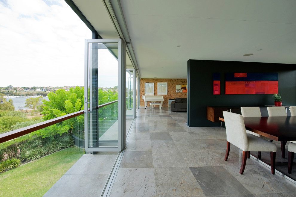 Стильный дизайн: гостиная-столовая в современном стиле с черными стенами - последний тренд