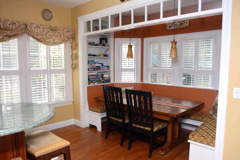 Idee per una sala da pranzo aperta verso la cucina classica di medie dimensioni con pareti gialle, pavimento in legno massello medio, nessun camino e pavimento marrone
