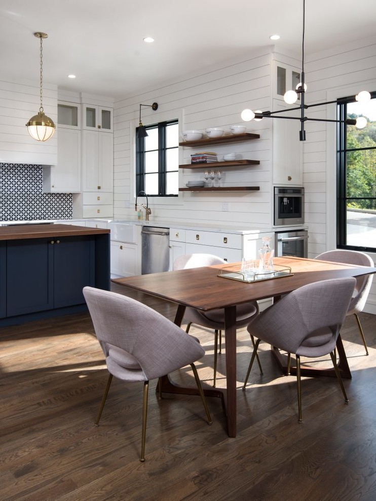 Inspiration pour une salle à manger ouverte sur la cuisine rustique de taille moyenne avec un mur blanc, un sol en bois brun et un sol marron.