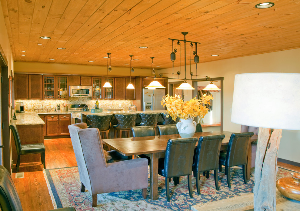 Foto di una sala da pranzo aperta verso la cucina stile rurale di medie dimensioni con pareti beige e pavimento in legno massello medio
