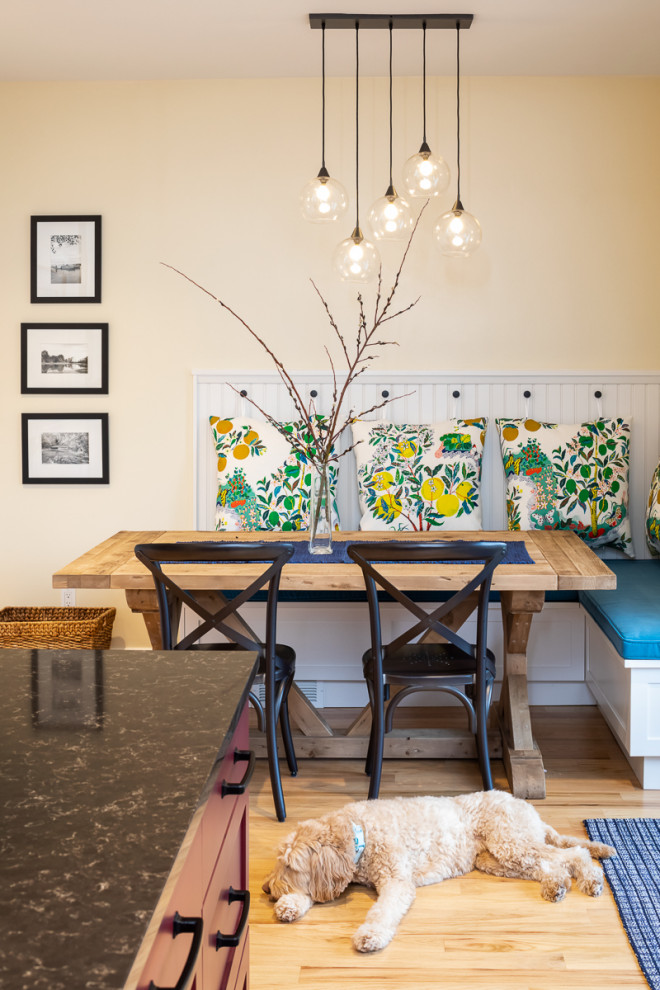 Idee per una sala da pranzo aperta verso la cucina classica di medie dimensioni con parquet chiaro, pareti beige e pavimento beige