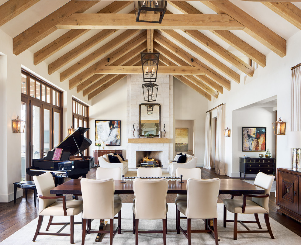 Esempio di una sala da pranzo aperta verso il soggiorno classica con pareti beige e pavimento in legno massello medio