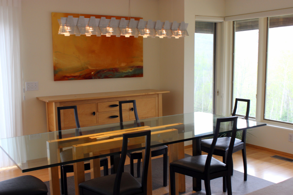 На фото: кухня-столовая среднего размера в стиле модернизм с белыми стенами и светлым паркетным полом
