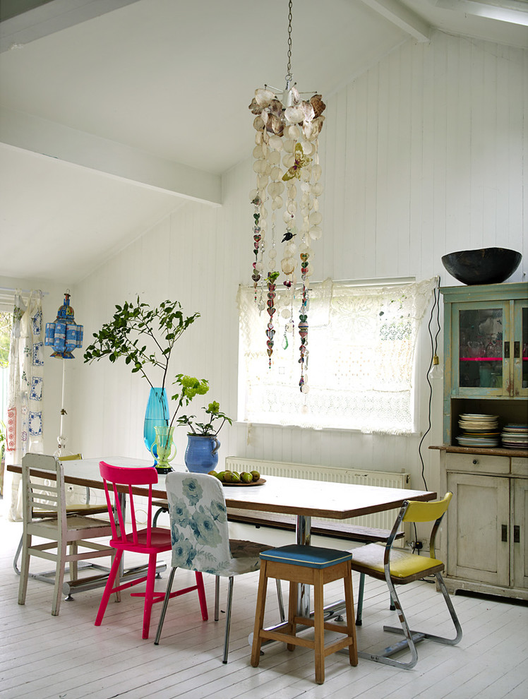 Idée de décoration pour une salle à manger style shabby chic avec un mur blanc et parquet peint.