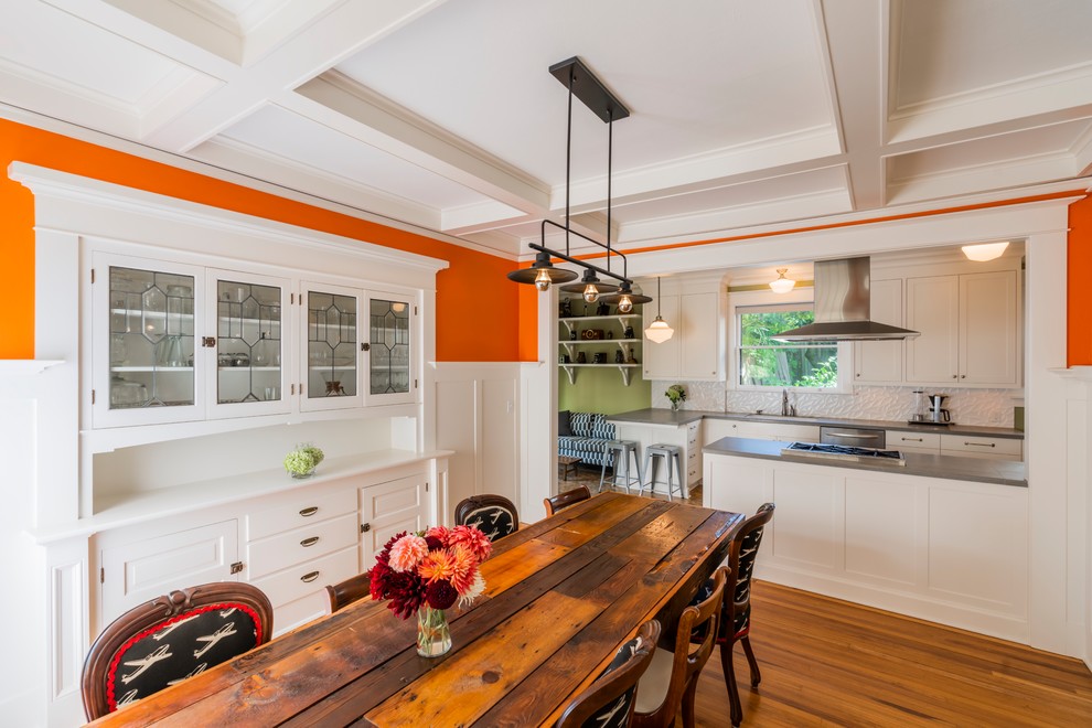 Свежая идея для дизайна: кухня-столовая в современном стиле с оранжевыми стенами, паркетным полом среднего тона и коричневым полом без камина - отличное фото интерьера