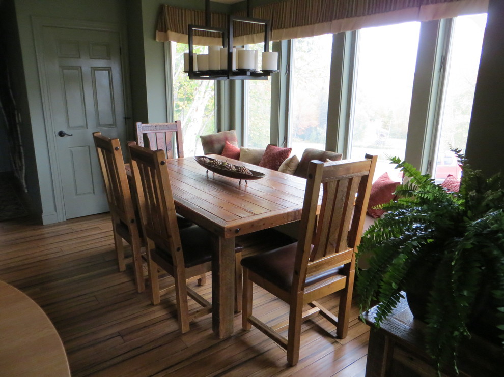 Inspiration pour une petite salle à manger ouverte sur la cuisine chalet avec un mur vert et parquet en bambou.