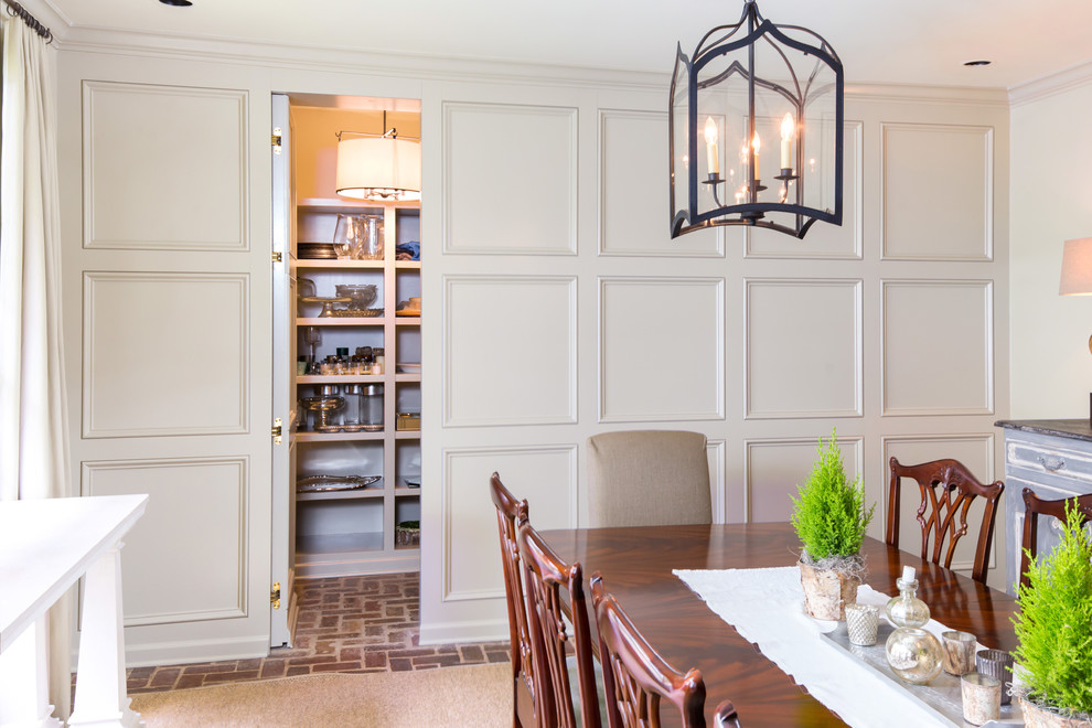 На фото: кухня-столовая среднего размера в классическом стиле с серыми стенами, кирпичным полом и красным полом без камина с