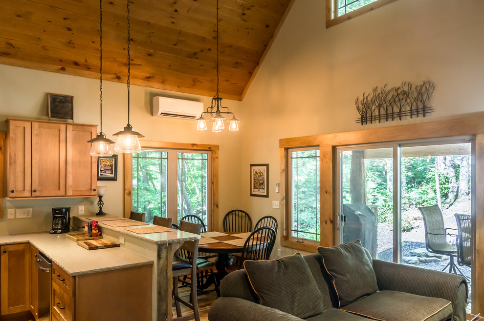 Ispirazione per una piccola sala da pranzo aperta verso il soggiorno stile rurale con pareti beige, pavimento in legno massello medio e pavimento marrone
