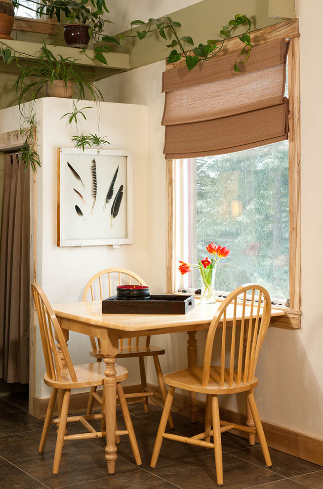 На фото: маленькая кухня-столовая в современном стиле с белыми стенами, полом из линолеума и коричневым полом для на участке и в саду