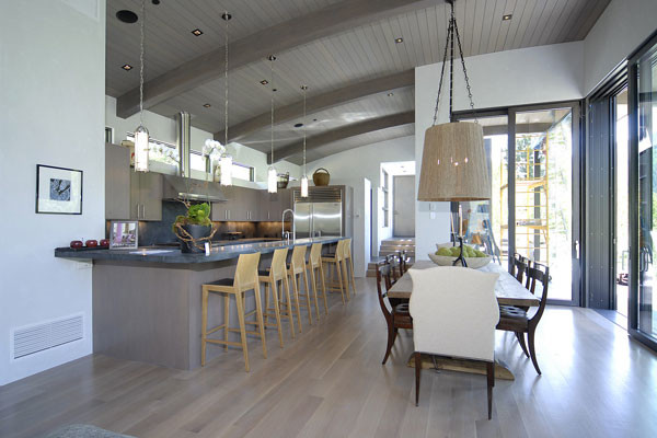 Große Moderne Wohnküche mit beiger Wandfarbe und hellem Holzboden in Denver