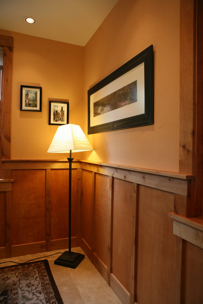 Foto di una sala da pranzo aperta verso il soggiorno classica di medie dimensioni con pareti beige, pavimento con piastrelle in ceramica, nessun camino e pavimento beige