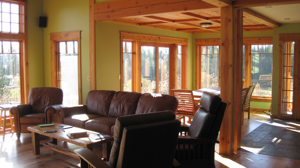 Exemple d'une salle à manger craftsman fermée et de taille moyenne avec un sol en bois brun.