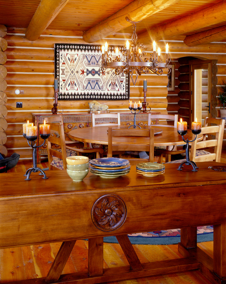 Mittelgroße Rustikale Wohnküche mit braunem Holzboden in Sonstige