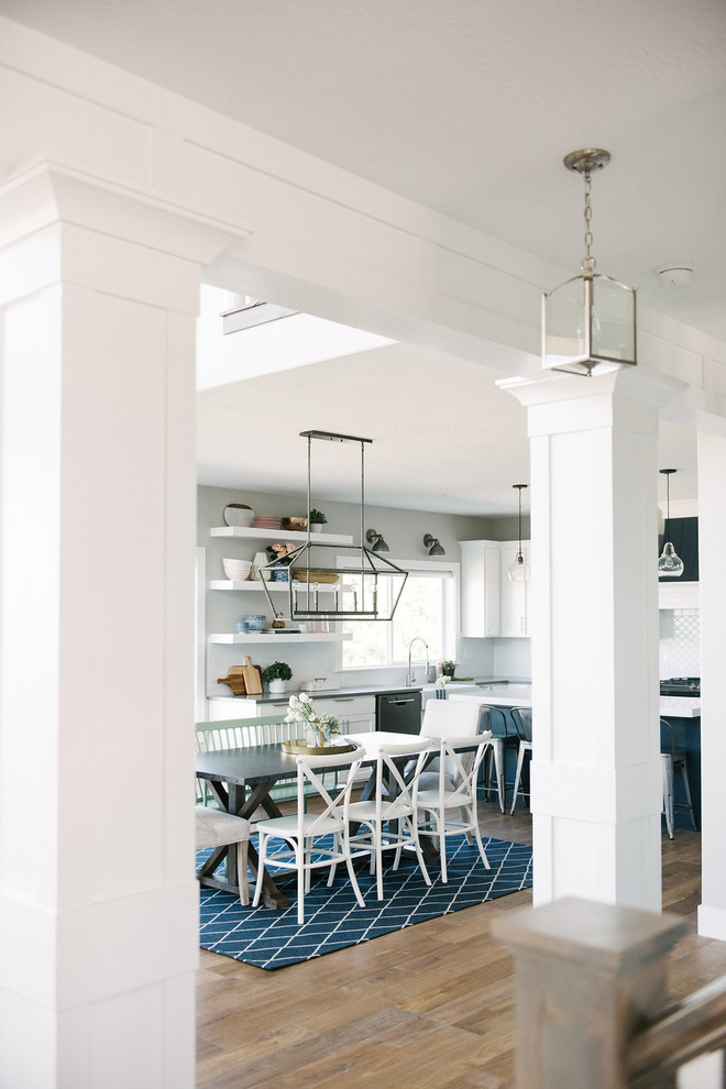 Idee per una sala da pranzo aperta verso la cucina country di medie dimensioni con pareti grigie e pavimento in legno massello medio
