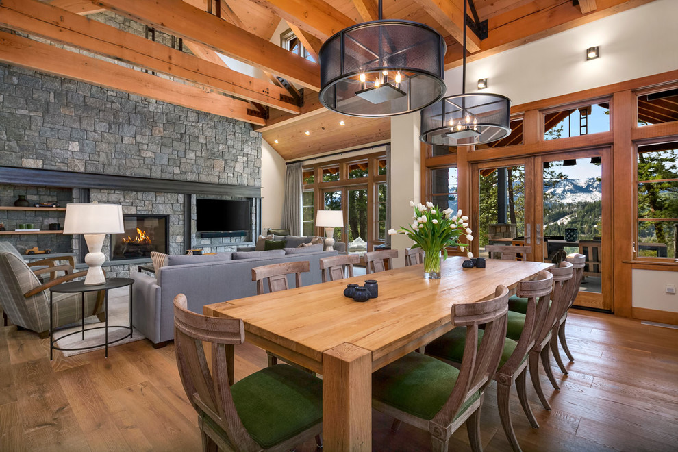 Mittelgroße Klassische Wohnküche mit beiger Wandfarbe, braunem Holzboden, Kamin und Kaminumrandung aus Stein in Seattle