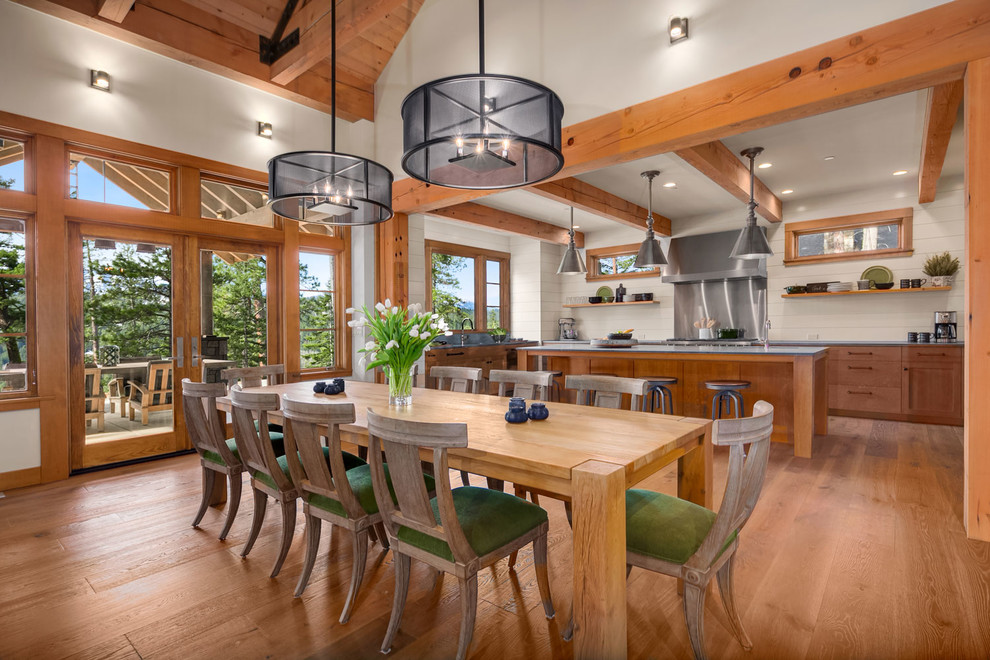 Mittelgroße Urige Wohnküche ohne Kamin mit beiger Wandfarbe, braunem Holzboden und braunem Boden in Seattle